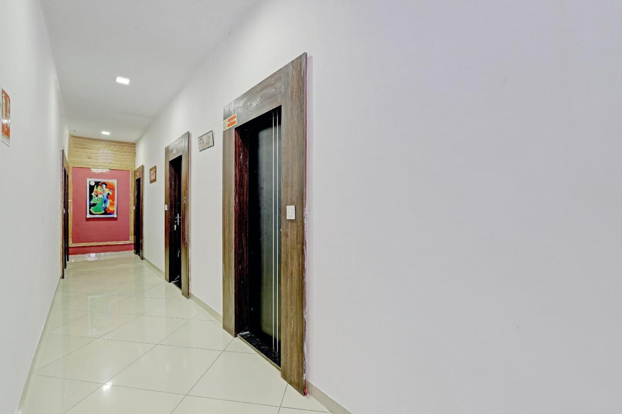 Oyo 11649 Hotel Mahima Gandhinagar Eksteriør bilde