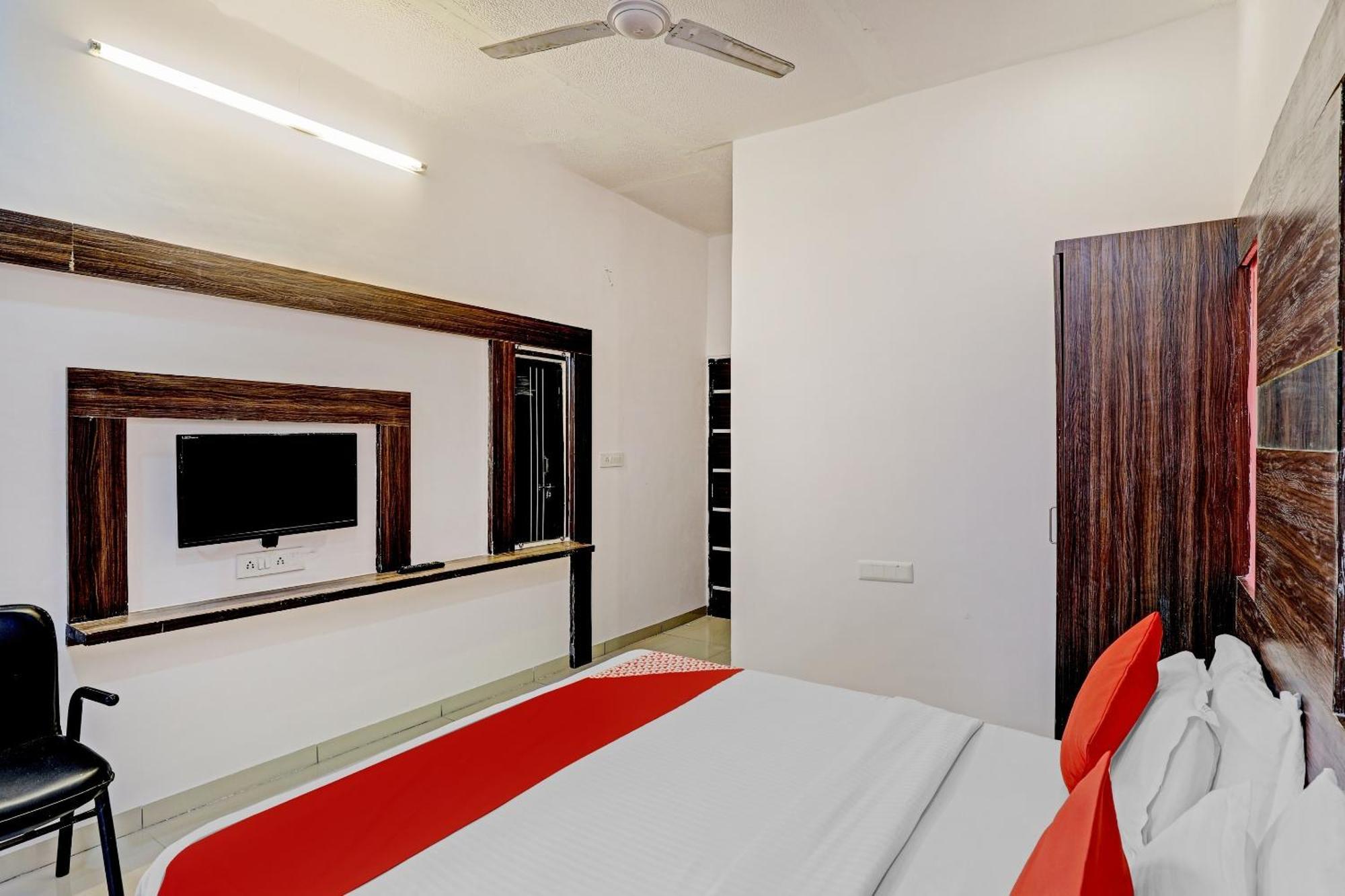 Oyo 11649 Hotel Mahima Gandhinagar Eksteriør bilde