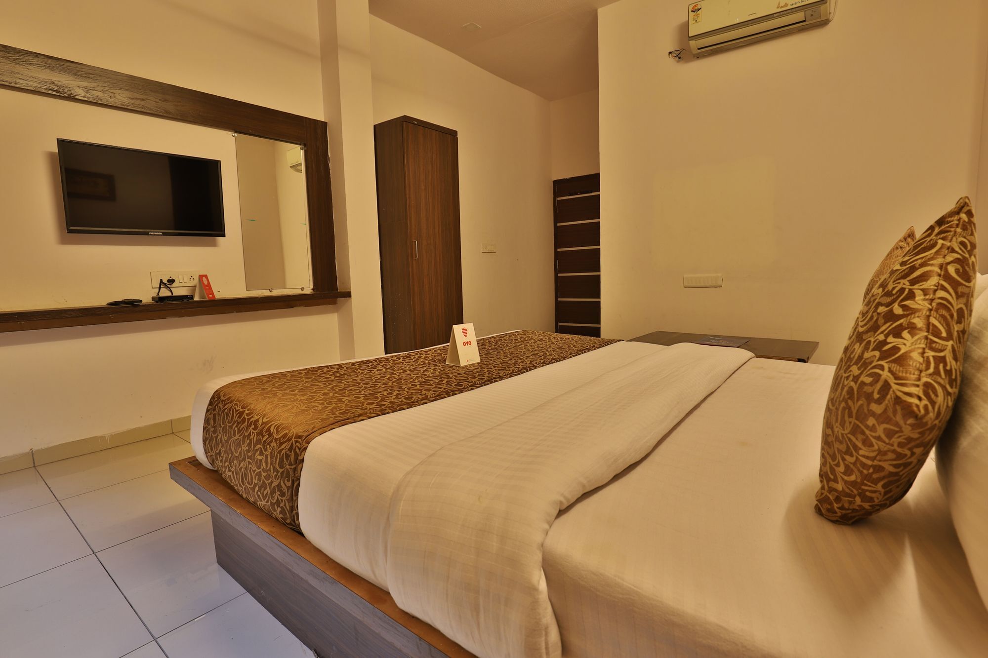 Oyo 11649 Hotel Mahima Gandhinagar Eksteriør bilde